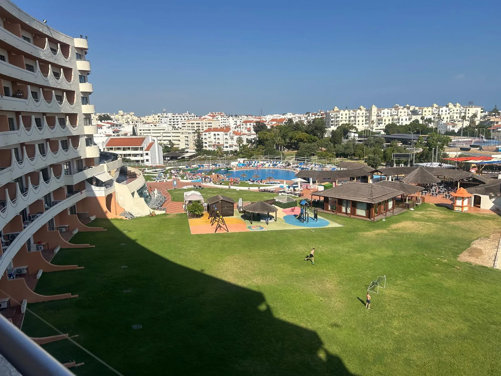 Inwestycja w Algarve: Apartament T1 z gwarantowanym dochodem 5% rocznie w Albufeirze!